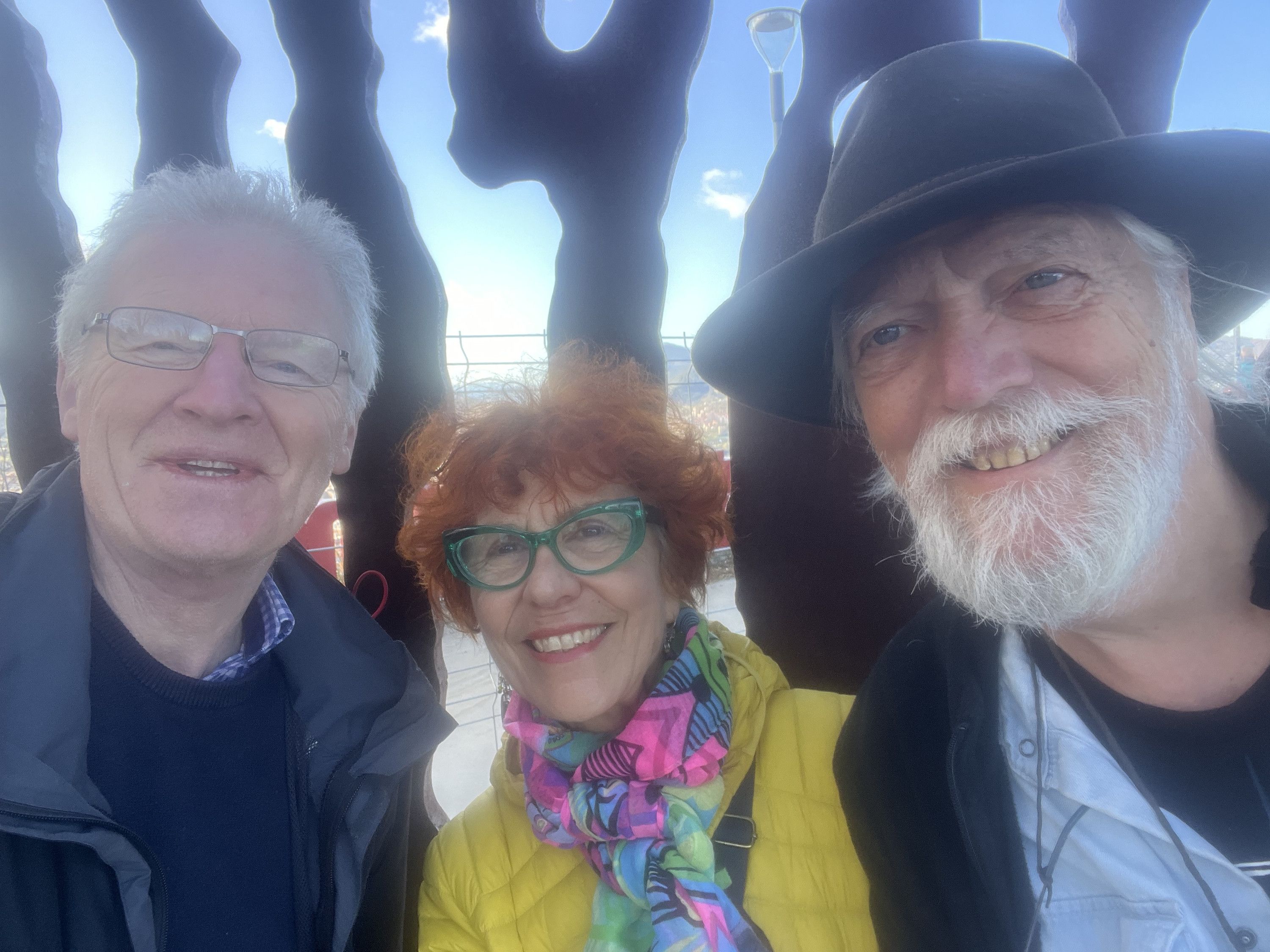 Meeting a couple on mountaintop - including sculptor Karel Vreeburg. #omaniBilbao #Audio365 36/365